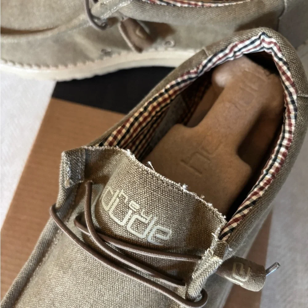 Brand New Hey Dude Wally Men's Nut Loafers - Picture 2 of 3